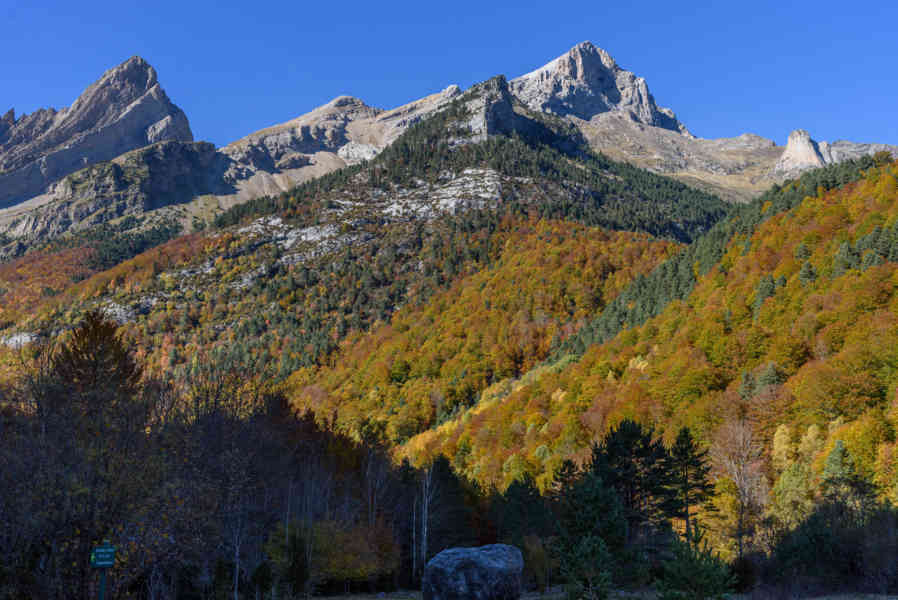 Huesca - parque nacional de Ordesa y Monte Perdido - valle de Pineta 01 - circo de Pineta.jpg